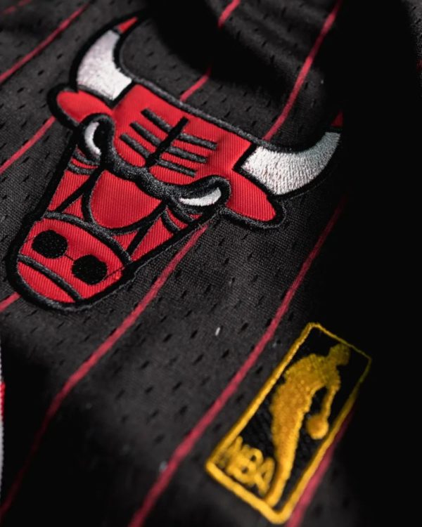 Chicago Bulls Shorts Black Strip logo